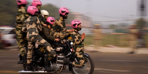 Γυναίκες των δυνάμεων Ασφαλείας της Ινδίας σε ένα εντυπωσιακό ακροβατικό με μηχανή