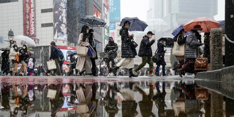 Κόσμος περπατά στο χιονισμένο Τόκιο 