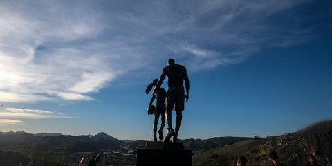 Δύο χρόνια χωρίς τον Κόμπι Μπράιαν: Το άγαλμα με τον ίδιο και την κόρη του 