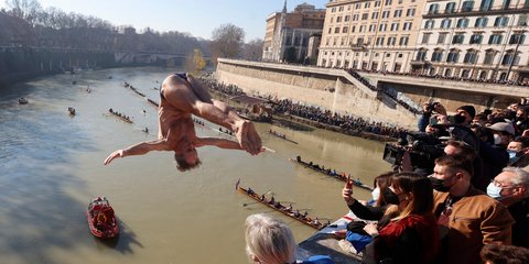 Ρώμη: Υποδοχή του 2022 με μια βουτιά στον Τίβερη
