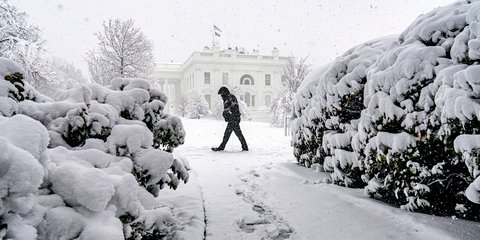 Χιονοθύελλα σαρώνει την Ουάσινγκτον και ο Λευκός Οίκος έγινε... ολόλευκος 