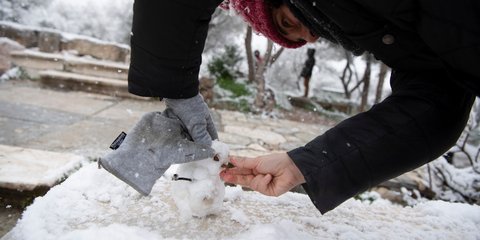 Κακοκαιρία Ελπίδα: Ενας λιλιπούτειος χιονάνθρωπος στο κέντρο της Αθήνας 