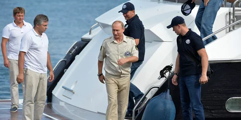 Ο Ρώσος πρόεδρος ΠΟύτιν αποβιβάζεται από γιοτ στη Σεβαστούπολη τον Αύγουστο του 2015
