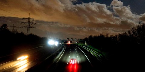 Τα σύννεφα της καταιγίδας πάνω από αυτοκινητόδρομο στη Φρανκφούρτη
