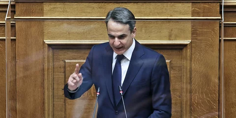 Ο πρωθυπουργός Κυριάκος Μητσοτάκης στο βήμα της ολομέλειας της Βουλής
