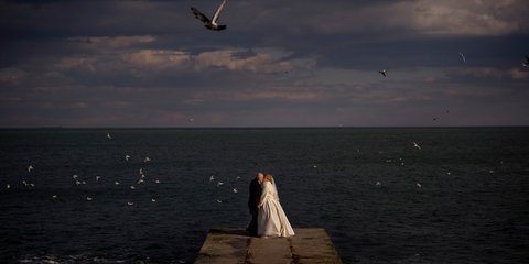 Ο πολεμικός πυρετός στην Ουκρανία δεν αγγίζει αυτό το ζευγάρι που παντρεύτηκε στην Οδησσό