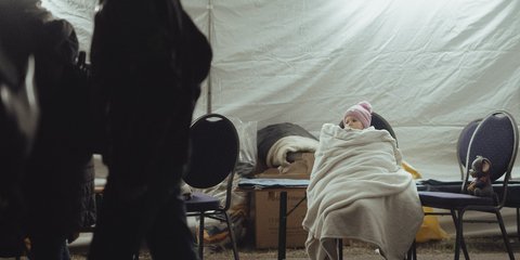 Μικρή προσφυγοπούλα από την Ουκρανία στη Σλοβακία -Η μικρούλα μαζί με την οικογένειά της μόλις έχει περάσει το συνοριακό πέρασμα στο χωριό Velke Slemence του Michalovce /Getty-Ideal images