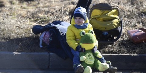 Ουκρανός μικρός πρόσφυγας, μόλις έχει περάσει τα σύνορα στη Ρουμανία. Ρουμάνοι εθελοντές υποδέχονται τους Ουκρανούς προσφέροντάς τους φαγητό, νερό, ενώ τους παρέχεται δωρεάν μετακίνηση και διαμονή