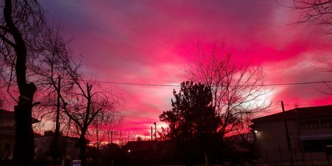 Ένα χειμωνιάτικο ηλιοβασίλεμα με απίθανα χρώματα