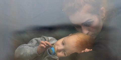 Η απελπισία και η δυστυχία του πολέμου στην Ουκρανία, αποτυπώνεται στο πρόσωπο μιας μητέρας με το παιδί της αγκαλιά