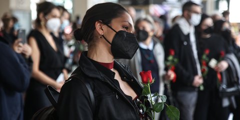 Η λάμψη στα μάτια, ένα λουλούδι και μουσική, αυτό είναι ο έρωτας -Happy Valentine's day