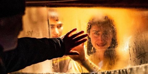 Η δραματική στιγμή του αποχωρισμού: Οικογένεια χωρίζεται στην πολιορκούμενη Οδησσό - Ο άνδρας μένει να πολεμήσει και η γυναίκα με τα παιδιά φυγαδεύονται στο Λβιβ / telegram