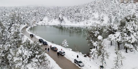 Δεν είναι ελβετικό τοπίο, αλλά η λίμνη Μπελέτσι στην Ιπποπκράτειο Πολιτεία χιονισμένη