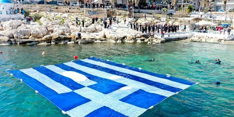 25η Μαρτίου. Τεράστια ελληνική σημαία για τα 201 χρόνια από την Ελληνική Επανάσταση σε κολπίσκο στην Πειραϊκή / Φωτογραφία: EUROKINISSI 