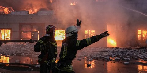 Ουκρανία: Η αγωνία των πυροσβεστών που προσπαθούν να σβήσουν φωτιά σε κτίριο στο Κίεβο 