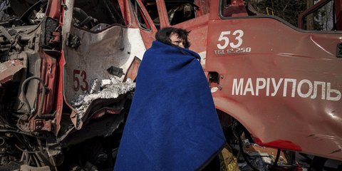 Το ανθρωπιστικό δράμα της Μαριούπολης: Πάνω από 1.300 οι νεκροί, από τους βομβαρδισμούς δεν γλιτώνουν ούτε τα πυροσβεστικά οχήματα