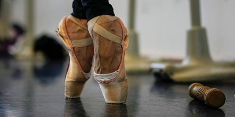 Οι πουέντ μιας μπαλαρίνας στην παράσταση Ουκρανών και Ρώσων χορευτών στο State Ballet του Βερολίνου