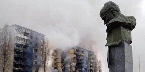 Ο Taras Shevchenko, μεγάλη μορφή της ουκρανικής λογοτεχνίας του 19ου αιώνα και αγωνιστής για την ανεξαρτησία από τους Ρώσους, λυγίζει μπροστά στις πράξεις των εισβολέων