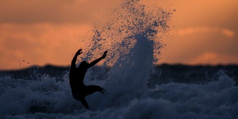 Προαναγγελία καλοκαιριού: Ένας Ισραηλινός σέρφερ χαίρεται τα κύματα της Μεσογείου