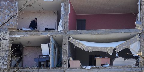 Ένας Ουκρανός επισκέπτεται το βομβαρδισμένο του διαμέρισμα στο Κίεβο, προκειμένου να διασώσει ό,τι... σώζεται, μέσα στα συντρίμμια / AP - Efrem Lukatsky