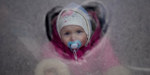 Το βλέμμα του μωρού προσφυγόπουλου από την Ουκρανία αποτυπώνει τη φρίκη του πολέμου 