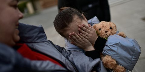 Μια 9χρονη πρόσφυγας της Ουκρανίας, ξεσπά σε κλάματα μόλις φτάνει στην Ισπανία 