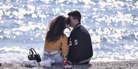 «Μ' άσπρο πανί θα ταξιδέψω, μικρό κορίτσι να σε κλέψω» 