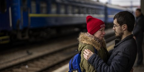 Ένα ζευγάρι λέει αντίο προτού ο ένας επιβιβαστεί στο τρένο για το Λβιβ στον σταθμό του Κιέβου