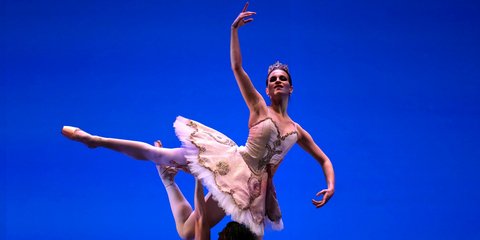 Η πρίμα μπαλαρίνα της όπερας του Κιέβου στην παράσταση στο θέατρο της Νάπολης στην Ιταλία