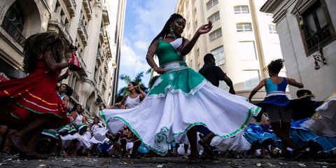 Μια βραζιλιάνα χορεύει στις πρόβες για το περίφημο καρναβάλι του Ρίο -Λόγω πανδημίας θα γίνει φέτος 22-23 Απριλίου 