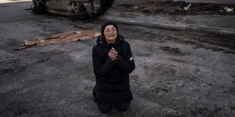 Ουκρανία: Μια μαυροφορεμένη γυναίκα θρηνεί για τη σφαγή των Ρώσων στη Μπούκα