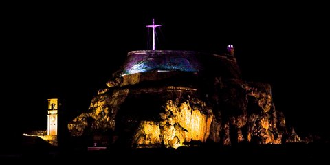 Μωβ ο σταυρός στο φρούριο της Κέρκυρας λόγω της Μεγάλης Εβδομάδας