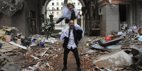 Νιόπαντρο ζευγάρι στο Χάρκοβο χαμογελά μπροστά στο αποτρόπαιο πρόσωπο του πολέμου