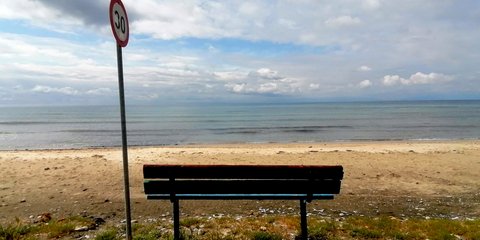 Ταμπέλα με όριο ταχύτητας στην παραλία; Τι φάση; 