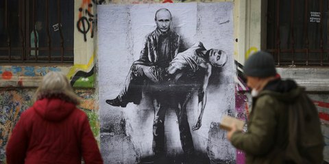  Συγκλονιστικό γκράφιτι στη Βουλγαρία με τον Πούτιν να κουβαλά νεκρό τον ίδιο τον εαυτό του 