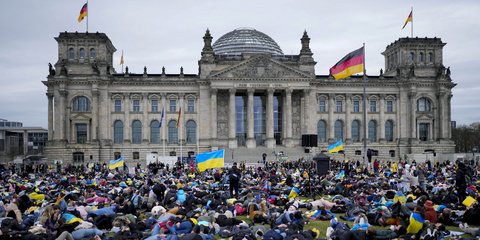 Διαδηλωτές κάνουν τους «πεθαμένους», έξω από η γερμανική Βουλή, ως μια πράξη συμβολικής διαμαρτυρίας για τη σφαγή των Ουκρανών αμάχων / AP