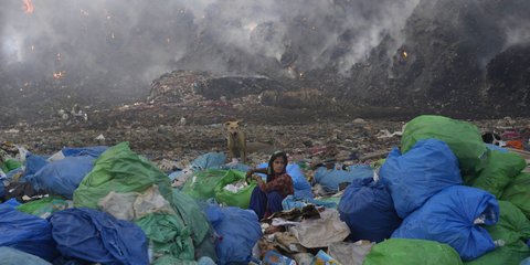 Επιβίωση μέσα στη φλεγόμενη χωματερή, για μια γυναίκα και τον σκύλο της, στο Νέο Δελχί της Ινδίας... / AP