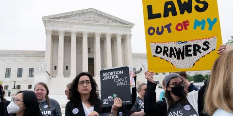 Διαδηλώσεις για τις αμβλώσεις έξω από το Ανώτατο Δικαστήριο των ΗΠΑ