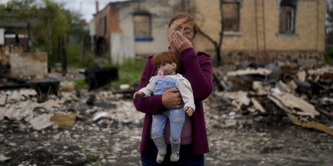 Η Nila Zelinska κρατάει την κούκλα της εγγονής της, που βρήκε στο κατεστραμμένο της σπίτι, στα προάστια του Κιέβου. Μόλις ανακάλυψε, ότι είναι πια άστεγη / AP - Natacha Pisarenko