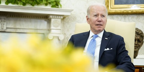 Ο Τζο Μπάιντεν τίμησε τον Έλληνα πρωθυπουργό κατά την υποδοχή του, φορώντας γραβάτα με την ελληνική σημαία / AP