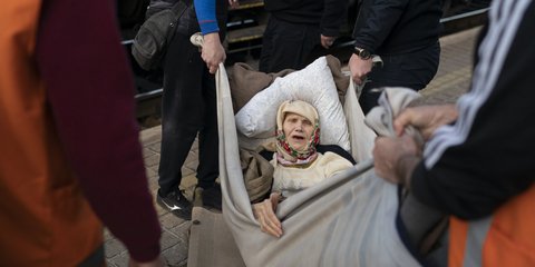 Με οποιονδήποτε τρόπο, οι άμαχοι και οι ηλικιωμένοι επιβιβάζονται στα τρένα του Severodonetsk, στα ανατολικά της Ουκρανίας, όπου μαίνονται σφοδρές μάχες / AP