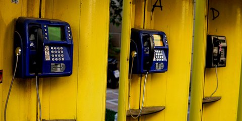 Δημόσια καρτοτηλέφωνα: Σαν να πέρασε ένας αιώνας από τότε που τα χρησιμοποιούσαμε