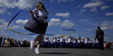 Ένα κορίτσι χορεύει, κατά τη διάρκεια της συναυλίας για εορτασμό της ίδρυσης του Κιέβου, που λαμβάνει χώρα την τελευταία Κυριακή του Μαϊου / AP
