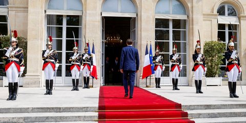 Ο Εμανουέλ Μακρόν μπαίνει στο Ελιζέ για δεύτερη θητεία η οποία, όμως, δεν θα είναι στρωμένη με κόκκινα χαλιά