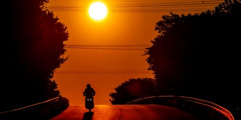 Όλα είναι δρόμος: Αναβάτης σε μηχανή και δύση ηλίου κάπου έξω από τη Φρανκφούρτη