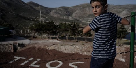 Ένας πιτσιρικάς στην ακριτική Τήλο ποζάρει στο φακό 