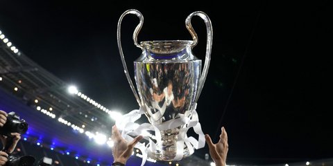 Το βαρύτιμο τρόπαιο του Τσάμπιονς Λιγκ, ξανά στα χέρια των παικτών της «Βασίλισσας» / AP