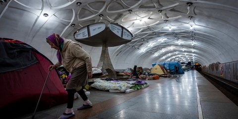 Μια εικόνα χίλιες λέξεις: Σταθμός του μετρό στο Χάρκοβο της Ουκρανίας έχει μετατραπεί σε καταφύγιο αμάχων