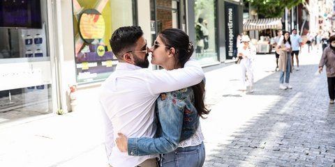 Μια αγκαλιά και ένα φιλί στην ανοιξιάτικη Αθήνα για να φύγει λίγο το «μαύρο» της καθημερινότητας 