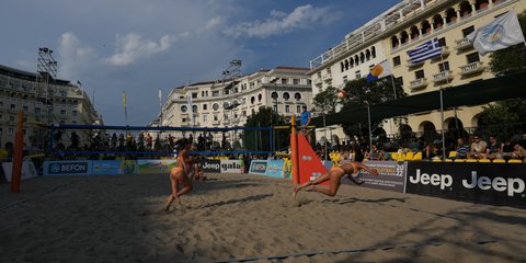 Η πλατεία Αριστοτέλους μετατράπηκε σε... παραλία για τις ανάγκες αγώνων Beach Volley